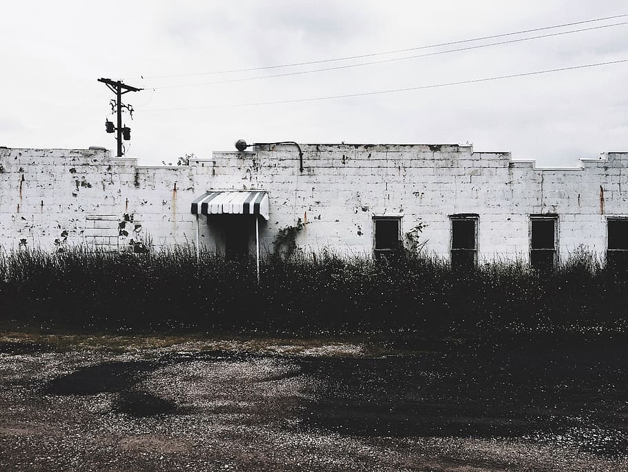 abandonat, rural, clădire, pustii, arhitectură, descompunere, structura, cer, construită, exteriorul clădirii, natură, cablu, nici o persoana, zi, electricitate, tehnologie, vechi, camp, linie de alimentare, în aer liber, plantă, nor - cer, teren, stâlp electric, alimentare electrică, 2K