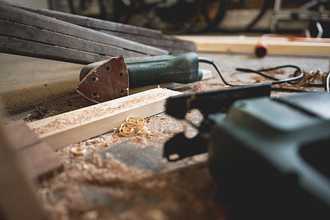 fotografering, sort, elværktøj, tømrer, tømrerarbejde, tæt på, konstruktion, udstyr, garage, Hammer, indendørs, stål, værktøjer, skov, arbejde, arbejdsplads, metal, træ - materiale, selektiv fokusering, ingen mennesker, dag, rusten, sollys, gammel, udendørs, natur, stilleben, våben, fortiden, forældet, forvitret, historie, arbejdsværktøj, 5K, CC0, offentligt domæne, royaltyfrie