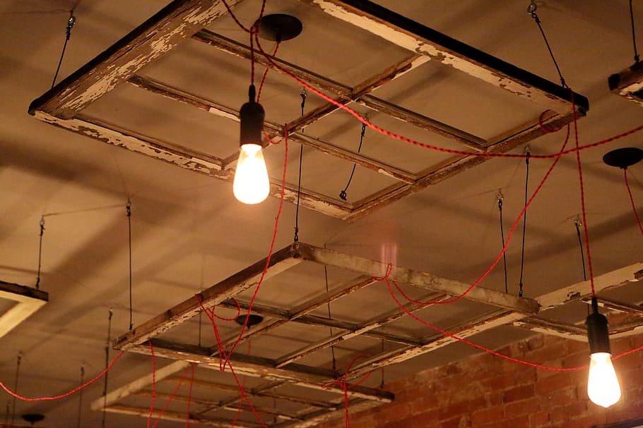 Restaurant, Beleuchtung, Glühbirnen, Decke, Elektrizität, Konstruktion, Lichtanlage, beleuchtet, Flachwinkelansicht, drinnen, hängend, die Glühbirne, die Architektur, glühend, gebaute Struktur, Licht, keine Leute, Industrie, Baugewerbe, Pendelleuchte, Baustelle, elektrisches Licht, Metall, Dachbalken, elektrische Lampe, Baumaschinen, 5K
