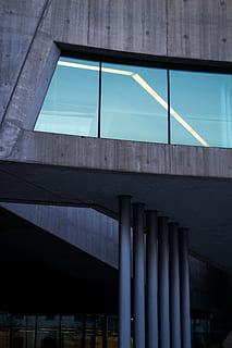 edifici pintat de gris, edifici, arquitectura, finestra, Itàlia, maxxi, Roma, claraboia, pilar, columna, carretera, vianants, concret, edifici d'oficines, manera, pont, centre de Convencions, porxo, pas superior, passadís, pèrgola, estructura construïda, cap gent, vista d’angle baix, exterior de l'edifici, dia, naturalesa, vidre - material, a l'aire lliure, blau, columna arquitectònica, modern, reflexió, patró, cel, ciutat, llum solar, vespre, 4K, CC0, domini públic, lliure de regalies