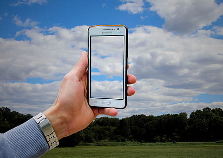 cellulare, display, schermo, telecamera, cielo, nuvole, natura, foresta, umano, mano, braccio, orologio, modificato, particolarmente, Telefono, smartphone, Samsung, tecnologia, mano umana, nuvola - cielo, smart phone, parte del corpo umano, dispositivo di informazione portatile, detenzione, tecnologia wireless, una persona, connessione, comunicazione, persone reali, attività di svago, schermo del dispositivo, touch screen, all'aperto, dito, 2K, CC0, dominio pubblico, privo di copyright