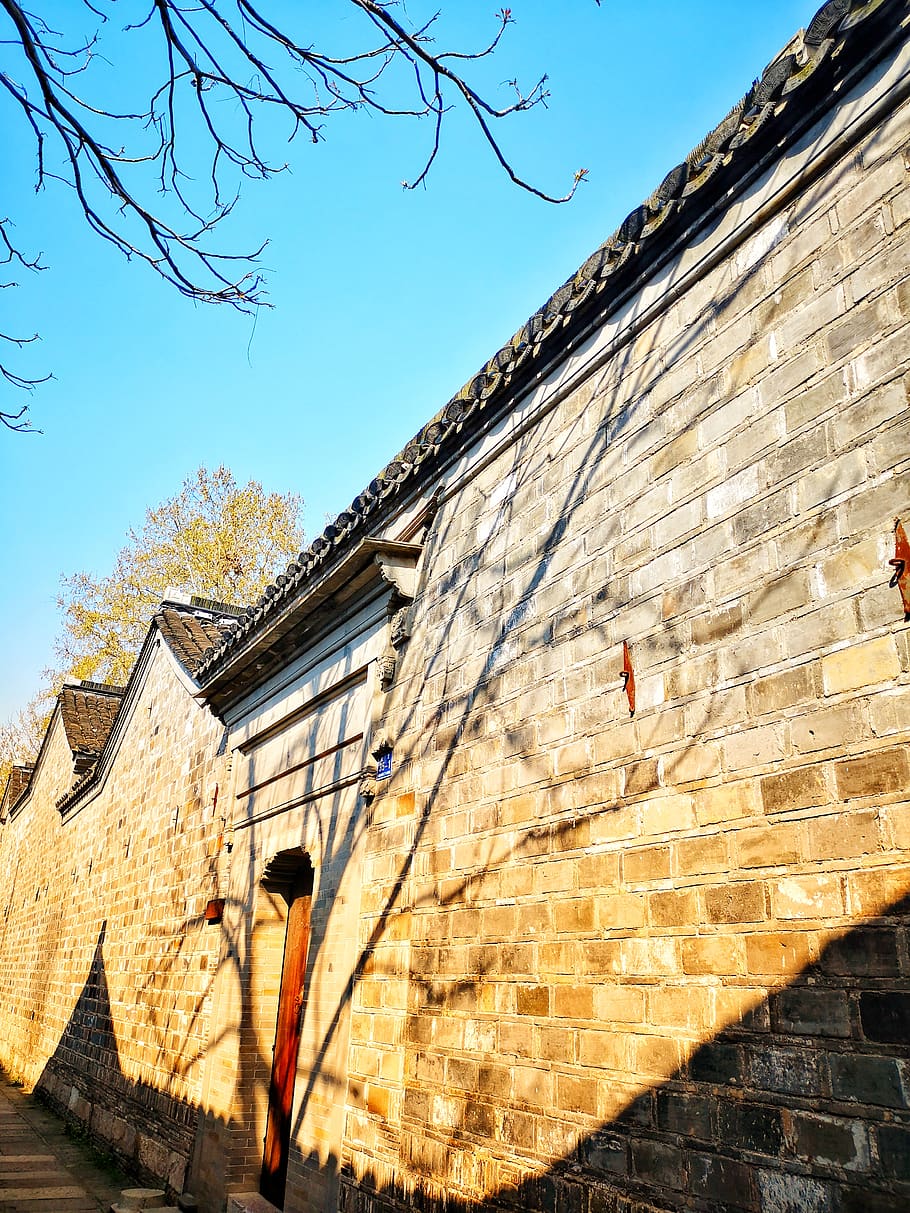 caminho, passarela, tijolo, parede, calçada, pavimento, Nanquim shi, 77 yingfu st, China, calçada portuguesa, ao ar livre, vestuário, roupas, laje, cobertura, arquitetura, construção, árvore, plantar, torre, exterior do edifício, estrutura construída, céu, natureza, dia, luz solar, recurso de construção de parede, visão de baixo ângulo, ninguém, árvore nua, velho, parede de tijolos, sombra, o passado, parede de pedra, 4K