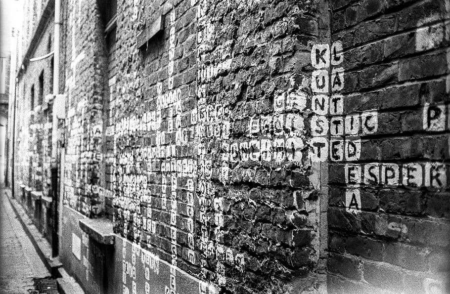 muro de concreto negro, ciudad, pared mural, crucigrama, palabras, pintura, mural, pared, monocromo, Art º, calle, Bélgica, fotografía callejera, en blanco y negro, construcción, ladrillo, urbano, pueblo, edificio, muelle, arquitectura, estructura construida, pared - característica de la construcción, pared de ladrillo, exterior del edificio, texto, nadie, día, pintada, antiguo, comunicación, historia, al aire libre, el pasado, erosionado, escritura occidental, en una fila, Pared de piedra, callejón, 2K