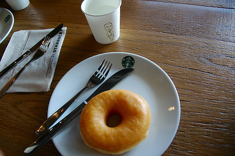 donut, bord, mad og drikke, stilleben, spise redskaber, mad, gaffel, indendørs, køkkenredskaber, kniv, plade, bordkniv, klar til at spise, høj vinkel visning, friskhed, bagt, kop, kaffe, drikke, ingen mennesker, træ - materiale, morgenmad, måltid, porcelæn, 2K, CC0, offentligt domæne, royaltyfrie