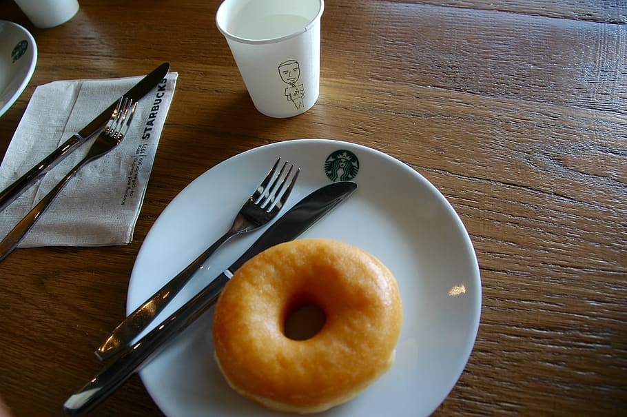 donut, bord, mad og drikke, stilleben, spise redskaber, mad, gaffel, indendørs, køkkenredskaber, kniv, plade, bordkniv, klar til at spise, høj vinkel visning, friskhed, bagt, kop, kaffe, drikke, ingen mennesker, træ - materiale, morgenmad, måltid, porcelæn, 2K