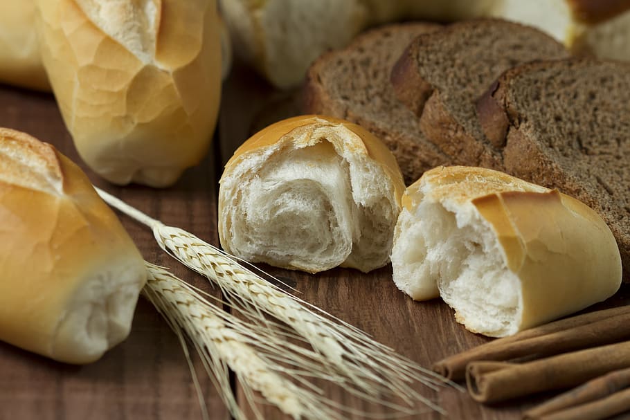 rodanxes, pa, al costat, blat, taula, al forn, fleca, borrós, pans, canyella, massa, focus, menjar, saludable, casolà, nutrició, pastisseria, tradicional, sencer, menjar i beguda, frescor, benestar, alimentació saludable, cistella, a l'interior, natura morta, llesca de pa, tir de l'estudi, material de fusta, primer pla, cap gent, tall, contenidor, baguette, enfocament selectiu, grup d'objectes, menjar francès, pa marró, ganivet de taula, 5K