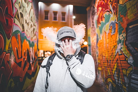 uomo che fa lo svapo, umano, persone, persona, graffiti, Canada, st. Giovanni, arte, esecutore, clown, figurina, viso, ritratto, abbigliamento, capi di abbigliamento, una persona, vista frontale, cappello, in piedi, dalla vita in su, attività di svago, colpo alla testa, architettura, persone reali, stili di vita, struttura costruita, creatività, esterno dell'edificio, all'aperto, caratteristica della parete, 5K, CC0, dominio pubblico, privo di copyright