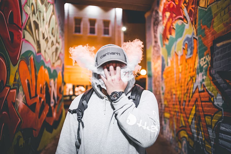 člověk dělá vape, člověk, lidé, osoba, graffiti, Kanada, Svatý. Johnny, umění, umělec, klaun, figurka, tvář, portrét, oděv, oblečení, jedna osoba, čelní pohled, čepice, stojící, pas nahoru, volnočasové aktivity, střela do hlavy, architektura, skutečných lidí, životního stylu, stavba, tvořivost, exteriér budovy, venku, nástěnný prvek, 5K