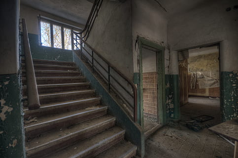 escala buida, escala, barana, edifici, cripta, interior, tomba, pintura, xip, escala d’escala, finestra, verd, passadís, carreró, ciutat, carretera, carrer, arquitectura, a l'interior, passos i escales, abandonat, cap gent, vell, obsoleta, estructura construïda, aixafar, porta, dia, espatllat, entrada, interior de casa, absència, història, deteriorament, brut, arruïnat, sostre, 4K, CC0, domini públic, lliure de regalies