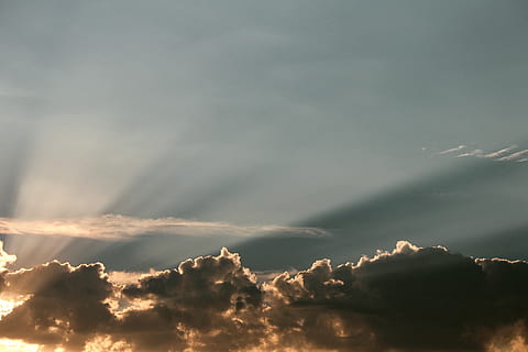 pilviä, auringonsäde, taivas, auringonlasku, ilmapiiri, mieliala, aurinko, säteet, sää, luonto, ilta taivas, Abendstimmung, iltahämärä, valo, auringonvalo, pilvi - taivas, kauneus luonnossa, maisemat - luonto, tyyneys, rauhallinen kohtaus, ei ihmisiä, matala kulma, idyllinen, ulkona, päivä, dramaattinen taivas, cloudscape, puu, myrsky, suoratoisto, 4K, CC0, public domain, rojaltivapaa