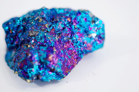 Stein, Kristall, mehrfarbig, Mineral, Geologie, drinnen, weißer Hintergrund, keine Leute, Studioaufnahme, Schmuck, Blau, Stillleben, Nahansicht, Süßes Essen, Lebensmittel, Essen und Trinken, glänzend, Muster, Sträusel, Wahl, Edelstein, Luxus, Halbedelstein, 4K, CC0, gemeinfrei, lizenzfrei