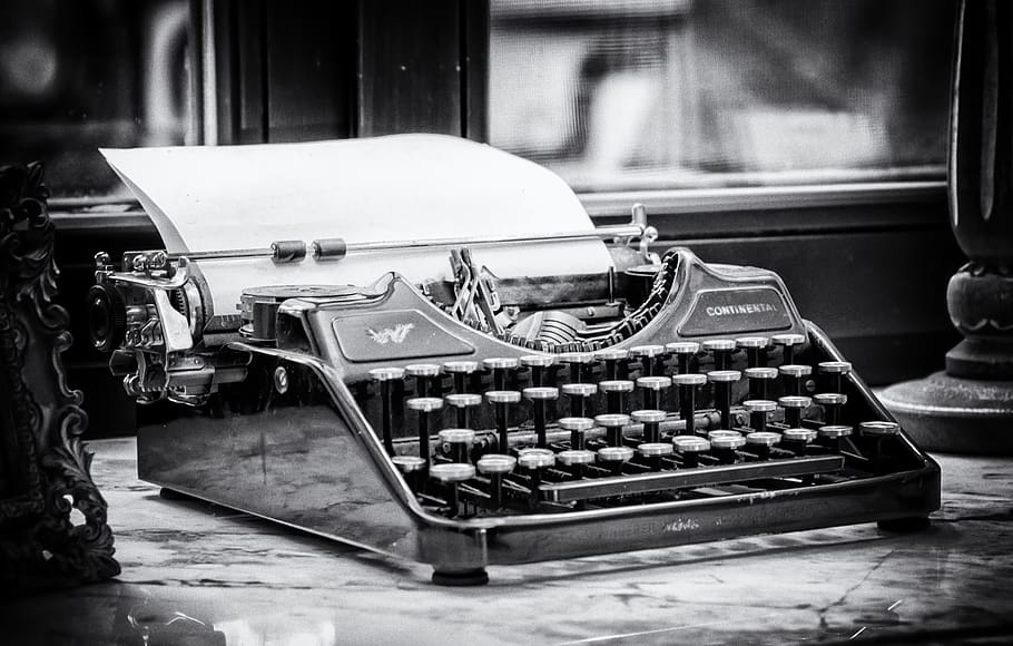 màquina d’escriure, escriure, aixeta, claus, paper, tancament, tipus, vintage, retro, vell, escriptor, màquina, nostàlgia, clàssic, negre blanc, oficina, aparell d’oficina, polsós, instrument d’escriptura, periodista, tecnologia, estil retro, taula, centrar-se en primer pla, cap gent, a l'interior, primer pla, antiguitat, maquinària, natura morta, connexió, analògic, dia, comunicació, obsoleta, vidre - material, equipament, 5K