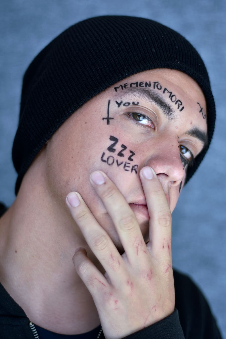 lil xan, humà, persona, gent, mexicà, Universitat Tecmilenio (campus puebla), heroica puebla de zaragoza, cara, cap, femella, gots, retrat, gris, una persona, tirada al cap, mirant la càmera, adult jove, part del cos, part del cos humà, adult, primer pla, vista frontal, emoció, mà, dones, mà humana, centrar-se en primer pla, cobertura, bellesa, moda, rostre humà, dona guapa, contemplació, cara oculta, pentinat, 5K