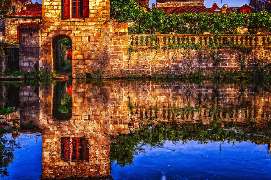 væg, sten-, murværk, historisk, humør, kloster, middelalderen, flod, spejling, gammel, arkitektur, vand, bygning, romantisk, hus facade, historiske centrum, idyllisk, sommer, afspejling, havnefronten, bygget struktur, bygning udvendig, sø, ingen mennesker, natur, plante, historie, stående vand, fortiden, symmetri, udendørs, træ, reflekterende pool, refleksions søen, 5K