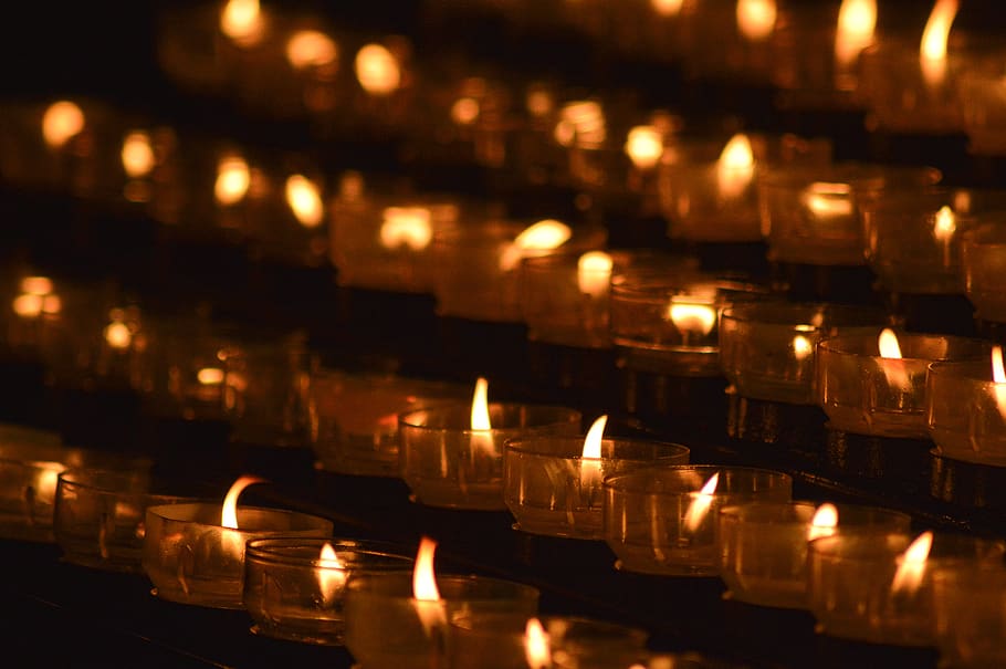 vela, diwali, foc, flama, vigília, spa, il·luminació, porxo, adoració, oració, laberint, Halloween, passadís, a l'interior, cristall, kindergarten, fang, tresor, crucifix, religió, cremant, il·luminat, foc - fenomen natural, calor - temperatura, gran grup d'objectes, espiritualitat, edifici, creença, cap gent, lloc de culte, arquitectura, estructura construïda, brillant, equip religiós, altar, llum del te, 5K