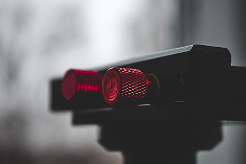 amplificatore nero, luce, Glidecam, laser, proiettore, bere, bevanda, alcool, torcia elettrica, lampada, microscopio, videocamera, telecamera, elettronica, semaforo, bagliore, faro, accendino, amplificatore, doppio, adattatore, avvicinamento, tecnologia, temi fotografici, nessuno, rosso, messa a fuoco selettiva, concentrarsi sulle conoscenze acquisite, sicurezza, macchina fotografica - attrezzatura fotografica, singolo oggetto, in casa, giorno, obiettivo - strumento ottico, sorveglianza, attrezzatura, comunicazione, riflessione, ombra, 5K, CC0, dominio pubblico, privo di copyright