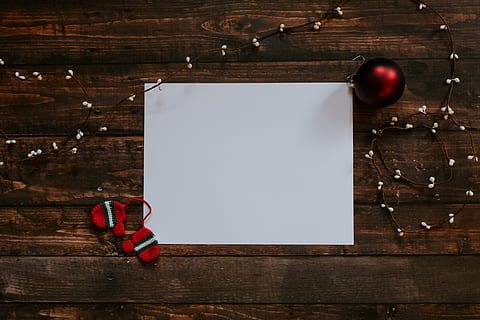 kvadratisk hvid bord, træ - materiale, kopiere plads, bord, ingen mennesker, indendørs, papir, blank, rød, tom, hængende, træ, fest, gammel, fravær, direkte over, hvid farve, sport, ferie, rustik, note pad, trækorn, 5K, CC0, offentligt domæne, royaltyfrie
