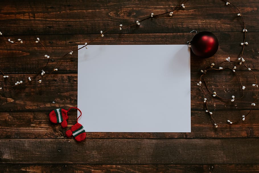 kvadratisk hvid bord, træ - materiale, kopiere plads, bord, ingen mennesker, indendørs, papir, blank, rød, tom, hængende, træ, fest, gammel, fravær, direkte over, hvid farve, sport, ferie, rustik, note pad, trækorn, 5K