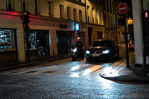 cotxe negre, cotxe, automòbil, vehicle, transport, persona, moto, humà, asfalt, paris, França, llum, vianants, carretera, pneumàtic, va parlar, màquina, roda, edifici, roda del cotxe, manera de transport, ciutat, carrer, arquitectura, nit, il·luminat, vehicle terrestre, exterior de l'edifici, estructura construïda, una persona, persones reals, longitud completa, vida de ciutat, persones incidentals, equips d’il·luminació, a l'aire lliure, 5K, CC0, domini públic, lliure de regalies