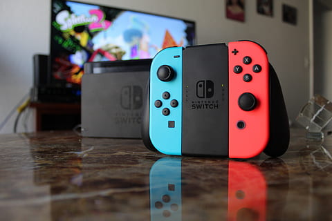 interruptor de nintendo, cambiar, Nintendo, consola, adentro, tecnología, mesa, enfoque selectivo, nadie, cultura de las artes y entretenimiento, de cerca, relajación, naturaleza muerta, interior de la casa, controlar, elección, nivel de la superficie, juegos de ocio, centrarse en primer plano, seguridad, variación, número, actividad de ocio, presionar el botón, 5K, CC0, dominio público, libre de derechos