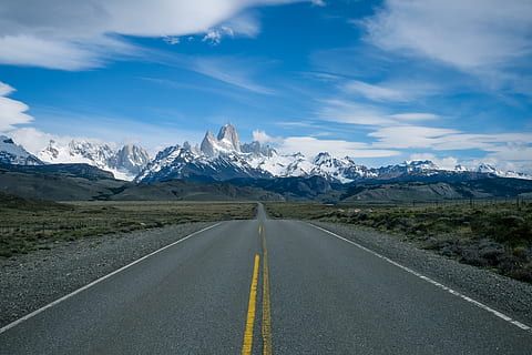 strada cementata, strada, autostrada, modo, argentina, asfalto, Fitz Roy, Sud, ande, America, patagonia, epico, El Chaltén, Fitzroy, Sud America, mezzo, viaggio, all'aperto, scenario, simbolo, montagna, cartello, mezzi di trasporto, bellezza nella natura, scenics - natura, segnaletica stradale, nuvola - cielo, cielo, marcatura, la strada davanti, catena montuosa, la neve, ambiente, paesaggio, direzione, temperatura fredda, prospettiva decrescente, natura, nessuno, montagna innevata, linea di divisione, formazione, 4K, CC0, dominio pubblico, privo di copyright