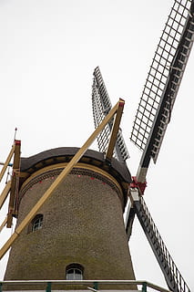 moulin, les mèches, Pays-Bas, Moulin à vent, Hollande, lames de moulin, moulins, Moulins à vent, moulin à maïs, hellevoetsluis, faible angle de vue, ciel, architecture, structure construite, ciel clair, extérieur du bâtiment, la nature, personne, journée, énergie éolienne, bâtiment, éolienne, espace de copie, en plein air, grand - haut, énergie renouvelable, moulin à vent traditionnel, énergie alternative, métal, la tour, gratte ciel, 5K, CC0, domaine public, libre de droits