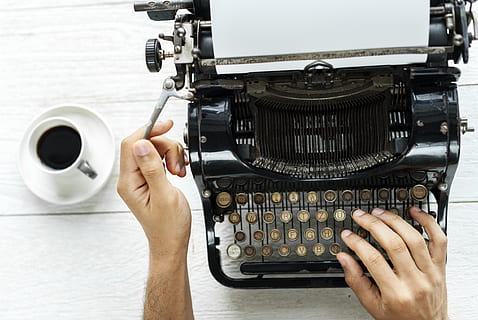 persoon typen, gebruik makend van, schrijfmachine, achtergrond, cafeïne, koffie, kop, kop en schotel, bureau, handen, warme drank, lens, machine, met de hand, persoon, typen, wijnoogst, werkend, werkplaats, werkruimte, menselijke hand, hand-, technologie, een persoon, drinken, menselijk lichaamsdeel, eten en drinken, koffie - drankje, bezit, binnenshuis, mok, volwassen, koffiekop, detailopname, tafel, machinerie, 1080P, CC0, publiek domein, royaltyvrij