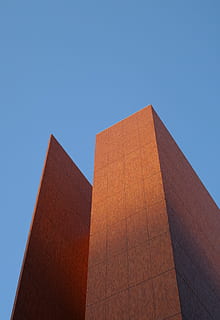 rakennus, ikkunaton, puukottaa, lohko, geometrinen, geometria, arkkitehtuuri, pystysuora, kulmat, terävä, sininen, taivas, ruskea, punainen, kulmikas, seinä, korkea, pitkä, edellä, ylin, kirkas taivas, rakennettu rakenne, rakennuksen ulkoa, matala kulma, ei ihmisiä, luonto, päivä, moderni, aurinkoinen, kaupunki, ulkona, auringonvalo, matkakohteet, toimistorakennuksen ulkoa, pilvenpiirtäjä, kulma, betoni, 4K, CC0, public domain, rojaltivapaa
