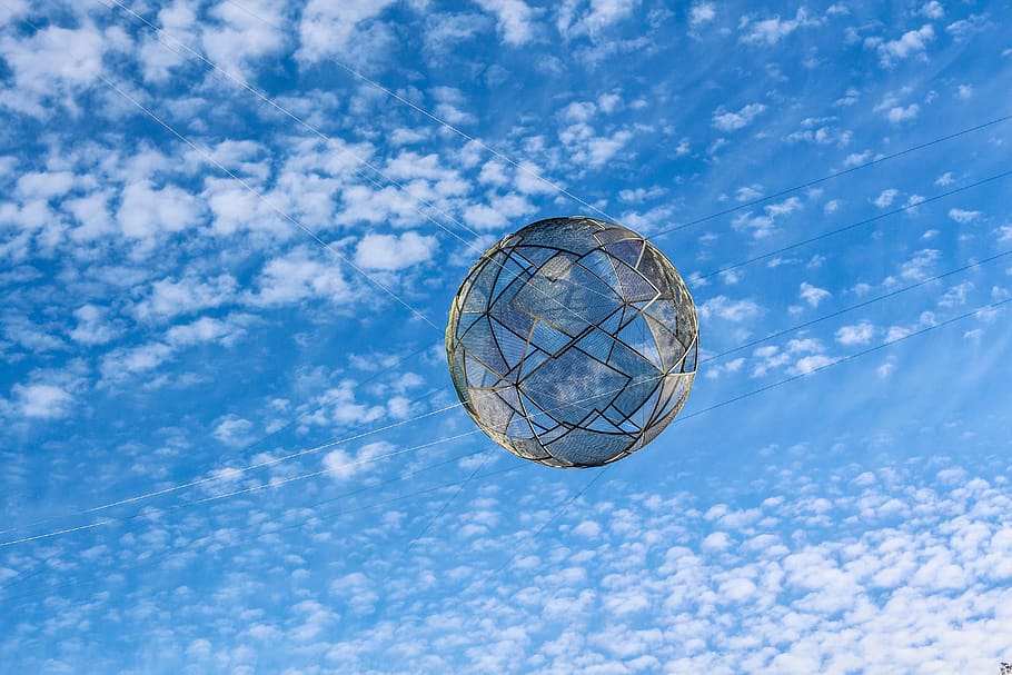 Australien, himmel, skyer, bold, metal, luft, blå, sky - himmel, sfære, ingen mennesker, lav vinkel visning, natur, dag, udendørs, Midt i luften, mønster, enkelt objekt, diskotek bold, kloden - menneskeskabt objekt, digital komposit, plads, form, geometrisk form, afspejling, blå baggrund, 5K