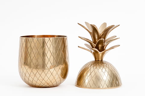 goldfarbener Ananasbehälter, Ananas, Pflanze, Obst, Lebensmittel, Gold, Bronze-, Manschette, Messing-, Container, Krug, Weiß, minimal, Geweih, Musikinstrument, Messing Abschnitt, produzieren, Korn, Gemüse, Ohrring, Zubehörteil, weißer Hintergrund, keine Leute, drinnen, Studioaufnahme, ausgeschnitten, Essen und Trinken, Natur, Stillleben, Nahansicht, Metall, braun, gesundes Essen, einzelnes Objekt, Gruppe von Objekten, Maschendraht, zwei Objekte, kopieren sie platz, sauber, aufwendig, 2K, CC0, gemeinfrei, lizenzfrei