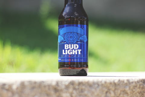 bud Light, øl, flaske, fokus på forgrunden, tæt på, ingen mennesker, meddelelse, tekst, dag, beholder, vestlige script, natur, skilt, plante, udendørs, jord, selektiv fokusering, blå, drikke, græs, Mark, mad og drikke, 4K, CC0, offentligt domæne, royaltyfrie