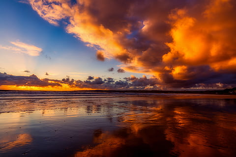 Orange, Wolken, reflektiert, Karosserie, Wasser, Strand, Blau, Küste, bunt, Dämmerung, Horizont, Landschaft, natürlich, Natur, Ozean, draussen, Strahlen, rot, Reflexionen, szenisch, Meer, seelandschaft, Ufer, Himmel, Sonnenstrahlen, Sonnenstrahl, Sonnenlicht, Sonnenuntergang, Tide, Welle, wolke - himmel, Schönheit in der Natur, Szenen - Natur, Ruhe, Reflexion, ruhige Szene, keine Leute, orange Farbe, idyllisch, Land, Nicht-städtische Szene, Horizont über Wasser, draußen, 5K, CC0, gemeinfrei, lizenzfrei