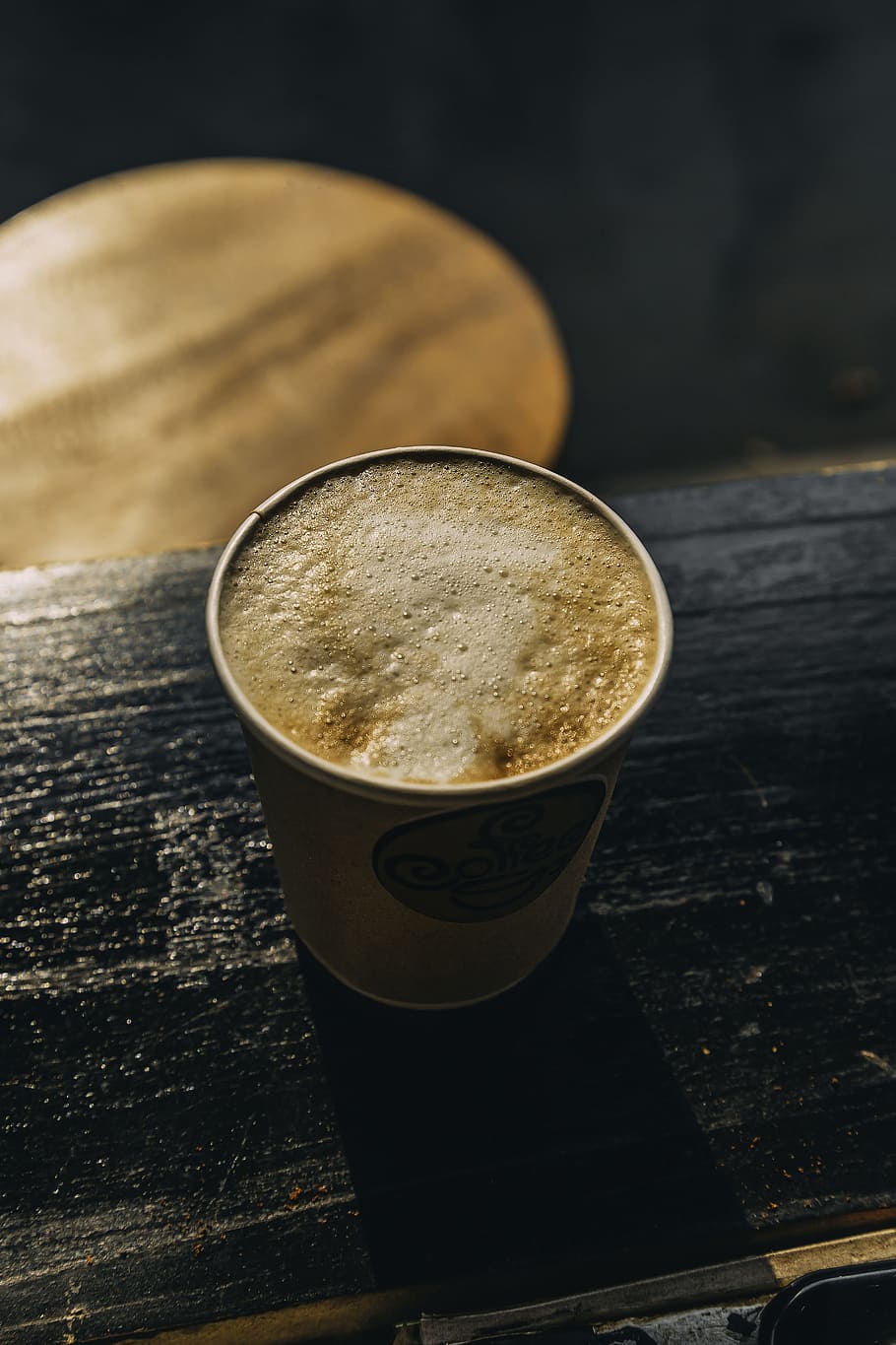 rústic, taula, cafè, cappuccino, espresso, fusta, cadira, menjar, beure, calenta, menjar i beguda, natura morta, a l'interior, refresc, cafè - beguda, primer pla, material de fusta, cap gent, frescor, vista d’angle alt, beguda espumosa, centrar-se en primer pla, tassa, equipament per a la llar, estri de cuina, beguda calenta, 5K
