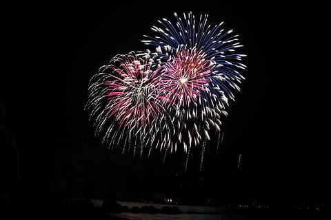 artificii multicolore, foc de artificii, noapte, explodează, iluminat, arta culturii și divertismentului, mişcare, eveniment, celebrare, cer, nici o persoana, vedere unghiulară joasă, foc de artificii - obiect de om, natură, expunere lungă, spațiu copie, luminos, întuneric, în aer liber, mișcare încețoșată, ușoară, scântei, 4K, CC0, domeniu public, fără drepturi de autor
