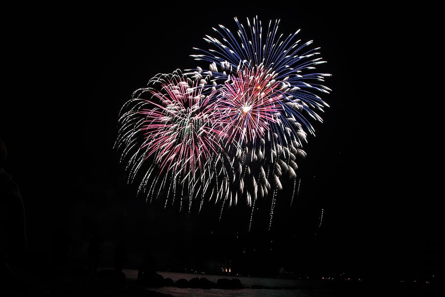 artificii multicolore, foc de artificii, noapte, explodează, iluminat, arta culturii și divertismentului, mişcare, eveniment, celebrare, cer, nici o persoana, vedere unghiulară joasă, foc de artificii - obiect de om, natură, expunere lungă, spațiu copie, luminos, întuneric, în aer liber, mișcare încețoșată, ușoară, scântei, 4K