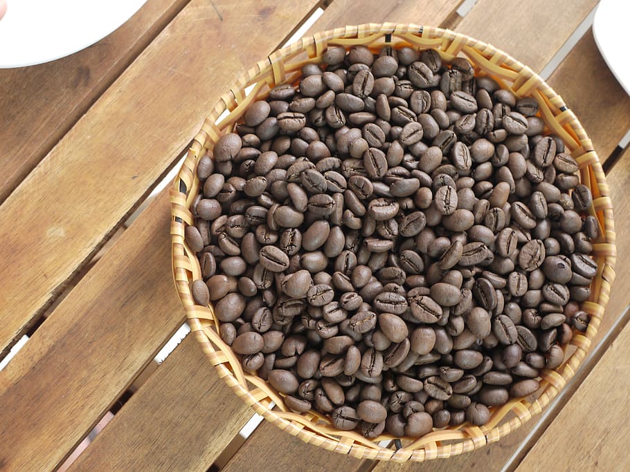 cafeteria, cafè, cafè robusta, gra de cafè, caphe, do uong, beure, cappuccino, cafeïna, mocha, menjar i beguda, menjar, frescor, vista d’angle alt, gran grup d'objectes, natura morta, abundància, a l'interior, cap gent, taula, cafè - beguda, marró, alimentació saludable, benestar, contenidor, primer pla, gra de cafè torrat, material de fusta, directament a sobre, 4K