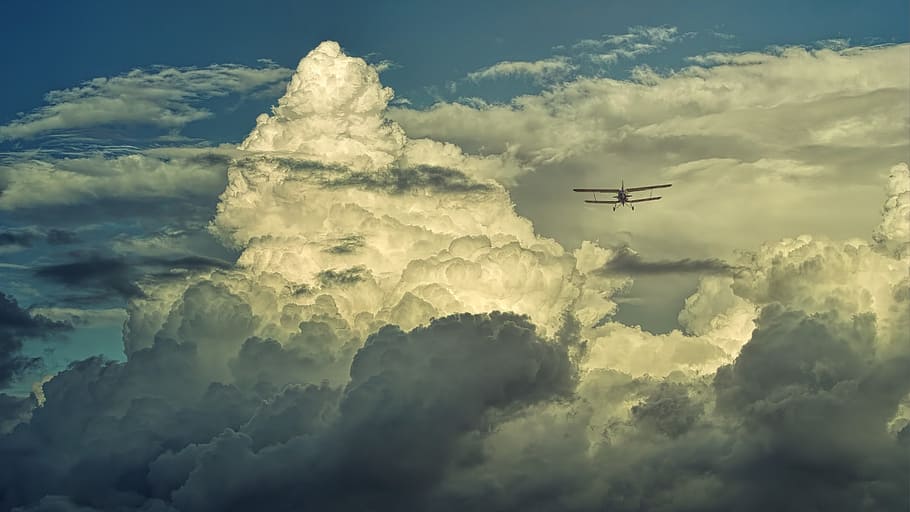 klein, Ebene, Wolken, Transport, fliegen, Luftfahrt, dramatisch, blauer Himmel, Flug, Flügel, wolke - himmel, Luftfahrzeug, Transportmittel, fliegend, Himmel, Flugzeug, in der Luft, Natur, keine Leute, Flachwinkelansicht, unterwegs, Reise, Schönheit in der Natur, Bewegung, Tag, draußen, Szenen - Natur, Verkehrsflugzeug, Luft-und Raumfahrtindustrie, 5K