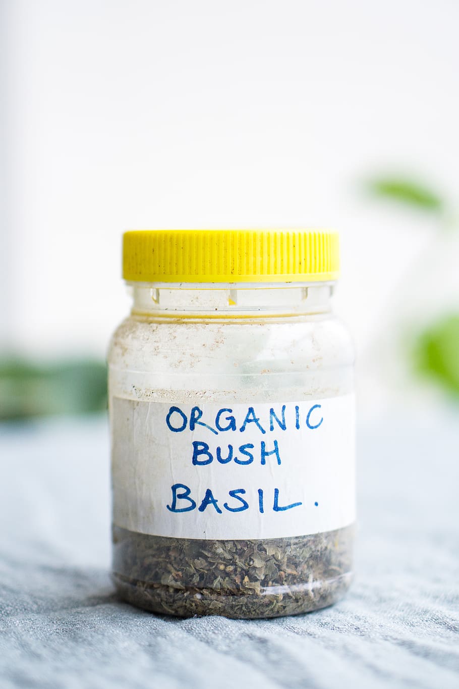 orgànic, jar de alfàbrega arbustiva, fons borrós, primer pla, colors, contenidor, herbes, jar, tapa, plàstic, ampolla, etiqueta, a l'interior, menjar i beguda, menjar, còpia espai, guió occidental, tir de l'estudi, blau, text, gent, salut i medicina, centrar-se en primer pla, bellesa, negocis, planificació, 5K