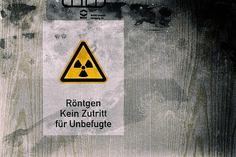 logo de danger, étiquette, texte, symbole, affiche, publicité, papier, couverture, nucléaire, signe, autocollant, brochure, prospectus, Triangle, endroits perdus, perturbé, distraits, lieu perdu, Kein Zutritt, Röntgen, radioactivité, la communication, écriture occidentale, jaune, personne, information, panneau d'avertissement, fermer, signe de haute tension, panneau d'information, orientation, forme, construction de murs, sécurité, écriture non occidentale, journée, forme de triangle, scénario, texturé, symbole d'avertissement, message, 5K, CC0, domaine public, libre de droits