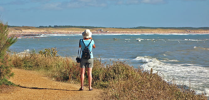 Frankrig, vendée, vand, hav, strand, jord, en person, rigtige mennesker, fritidsaktivitet, fuld længde, himmel, natur, livsstil, afslappet tøj, dag, skønhed i naturen, stående, sollys, scenics - natur, plante, udendørs, 4K, CC0, offentligt domæne, royaltyfrie