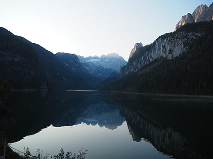 albero, alberi, lago, foresta, nebbioso, nebbia, ragazza, donna, donne, indietro, persone, natura, sfondo, HD, carta da parati hd, carta da parati iphone, trending, pietra, acqua, blu, scena tranquilla, montagna, la tranquillità, bellezza nella natura, scenics - natura, riflessione, cielo, lungomare, catena montuosa, scena non urbana, idilliaco, giorno, nessuno, all'aperto, a distanza, lago di riflessione, 4K, CC0, dominio pubblico, privo di copyright