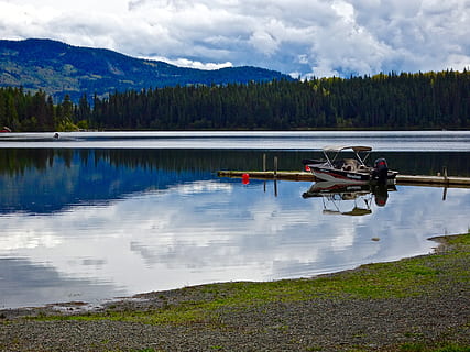 Weiß, Center, Konsole, Boot, geparkt, Dock, Wolken, Nadelbäume, Deck, Horizont, Landschaft, Berge, natürlich, Natur, friedlich, Reflexion, Meer, Strand, Schnellboot, still, Bäume, Wasser, See, Transportmittel, wolke - himmel, Szenen - Natur, Transport, Schönheit in der Natur, Pflanze, Himmel, Wasserfahrzeug, Berg, Baum, Tag, keine Leute, ruhige Szene, Ruhe, Nicht-städtische Szene, draußen, 4K, CC0, gemeinfrei, lizenzfrei