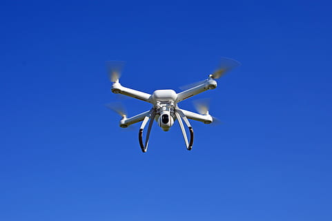 volo, fuco, volante, tecnologia, moderno, tecnica, rotore, plastica, Dron, giocattolo di plastica, telecamera, blu, cielo, mezz'aria, temi fotografici, sorveglianza, veicolo aereo, movimento, nessuno, cielo sereno, mezzi di trasporto, Inquadratura dal basso, macchina fotografica - attrezzatura fotografica, copia spazio, natura, aereo, modo di trasporto, vista aerea, industria aerospaziale, sopra, fratello maggiore - concetto orwelliano, 5K, CC0, dominio pubblico, privo di copyright