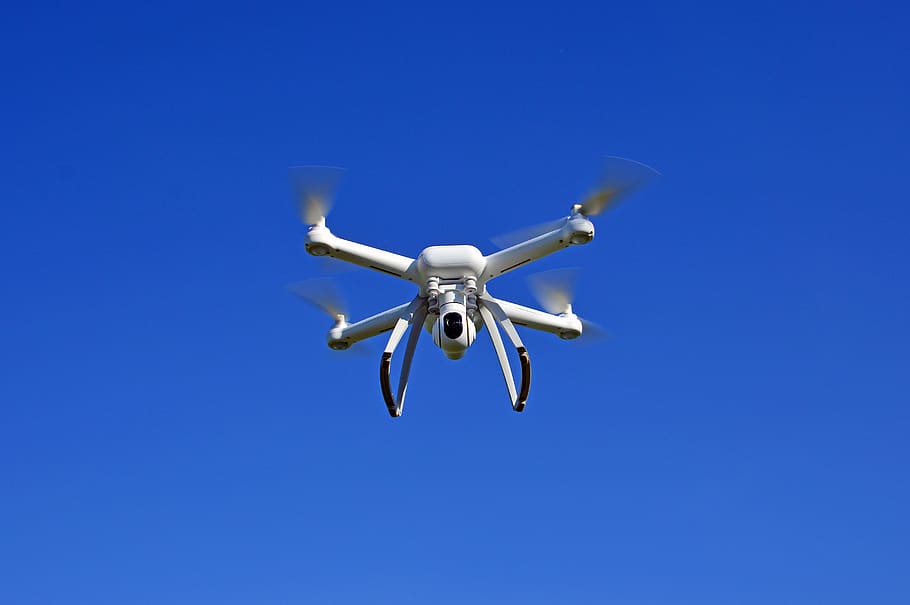 volo, fuco, volante, tecnologia, moderno, tecnica, rotore, plastica, Dron, giocattolo di plastica, telecamera, blu, cielo, mezz'aria, temi fotografici, sorveglianza, veicolo aereo, movimento, nessuno, cielo sereno, mezzi di trasporto, Inquadratura dal basso, macchina fotografica - attrezzatura fotografica, copia spazio, natura, aereo, modo di trasporto, vista aerea, industria aerospaziale, sopra, fratello maggiore - concetto orwelliano, 5K