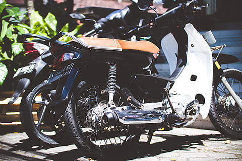 Weiß, unter dem knochen motorrad, geparkt, neben, schwarz, Chrom, klassisch, Maschine, Motorrad, Motorsport, draussen, Straße, Geschwindigkeit, Sport, Rad, Transport, Transportmittel, Landfahrzeug, Sonnenlicht, Tag, keine Leute, stationär, Roller, Stadt, Fokus auf den Vordergrund, draußen, Parkplatz, Natur, Motorroller, Auto, Abwesenheit, Kraftfahrzeug, Nahansicht, 5K, CC0, gemeinfrei, lizenzfrei
