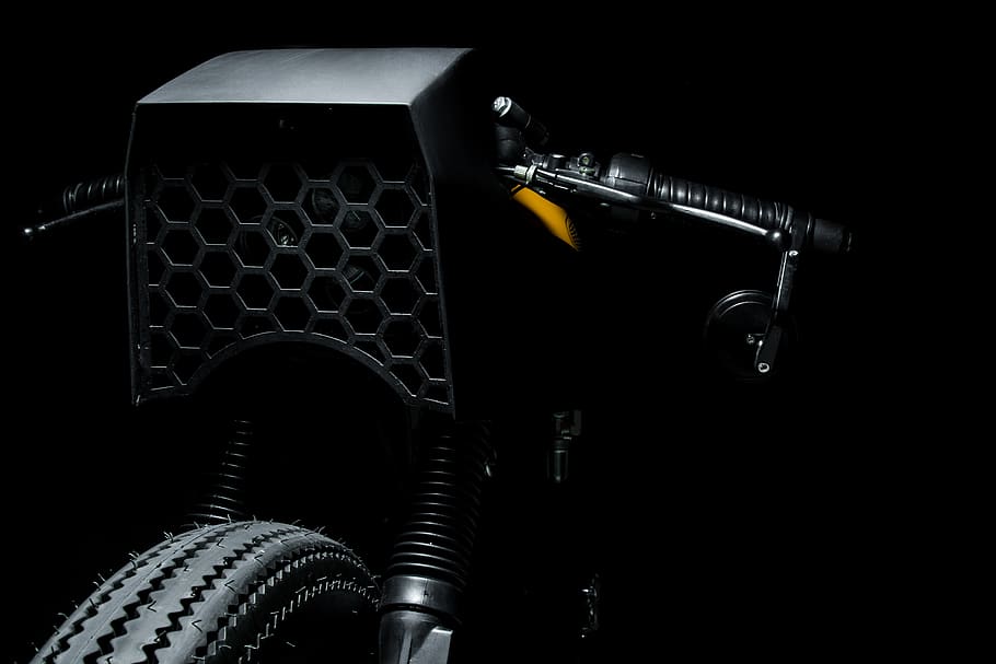 motocicleta negra, motor, màquina, electrònica, cafe racer, moto, bobina, rotor, espiral, càmera, càmera de vídeo, projector, pneumàtic, fre, coixí, adaptador, pantalla, estudi, roda, tecnologia, fons negre, primer pla, micròfon, cap gent, Dispositiu d'entrada, a l'interior, metall, equipament, comunicació, tir de l'estudi, cultura i entreteniment artístic, color negre, natura morta, patró, electricitat, indústria, maquinària, equip de gravació de so, música, equipament elèctric, 5K