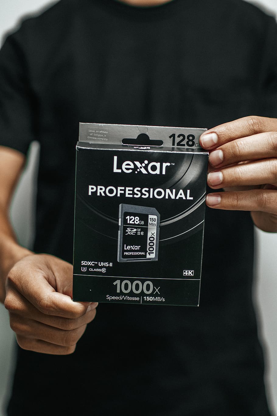 persona, celebració, lexar, professional, caixa de targeta de memòria, targeta de memòria, targeta SD, mà humana, text, secció mitjana, a l'interior, mà, una persona, comunicació, guió occidental, part del cos humà, industria del cinema, cultura i entreteniment artístic, centrar-se en primer pla, primer pla, temes de fotografia, vista frontal, roba casual, persones reals, tir de l'estudi, operador de càmera, 5K