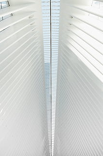 arquitectura, edificio, infraestructura, estructura, establecimiento, blanco, techo, líneas, simetría, modelo, adentro, nadie, fotograma completo, antecedentes, texturizado, metal, estructura construida, de cerca, día, vista de alto ángulo, persianas, luz del sol, conveniencia, barandilla, moderno, escalones y escaleras, color plateado, 8K, CC0, dominio público, libre de derechos