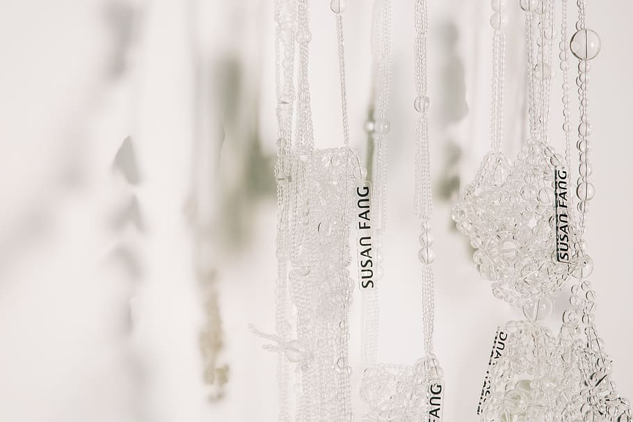 penjolls de collaret de plata, cristall, bosses, ombra, moda, sessió de fotos, accessori, accessoris, puntes, penjoll, joieria, text, pedres precioses, diamant, planta, collaret, mineral, quars, llavor, vegetals, gra, primer pla, Color blanc, cap gent, puntes - tèxtil, esdeveniment, centrar-se en primer pla, casament, penjant, tèxtil, roba, cortina, celebració, enfocament selectiu, vestit de núvia, vestit, a l'interior, color plata, motiu floral, 5K