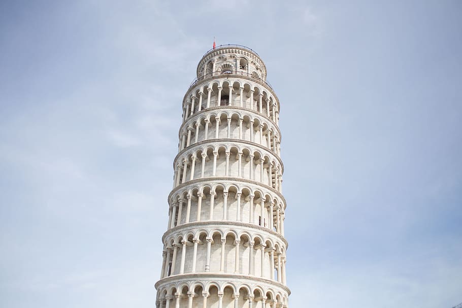 pendente, Torre, pisa, Italia, luce del sole, arco, architettonico, architettura, arte, Cattedrale, Chiesa, cupola, Europa, storico, marmo, monumento, religione, cielo, turismo, vista, antico, attrazione, basilica, costruzione, città, cultura, italiano, punto di riferimento, medievale, Rinascimento, giro turistico, piazza, turista, viaggio, destinazione del viaggio, urbano, vacanza, bianca, meravigliarsi, struttura costruita, Inquadratura dal basso, destinazioni di viaggio, esterno dell'edificio, alto - alto, giorno, il passato, storia, nessuno, natura, memoriale, all'aperto, colonna architettonica, stile gotico, 2K